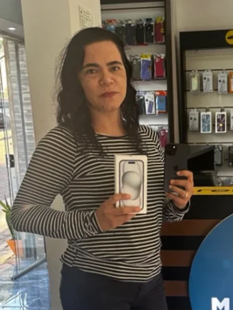 Cliente da Mundo Cell com um iPhone