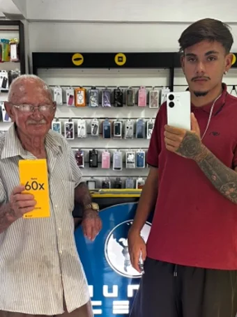 Clientes da Mundo Cell com um aparelho Xiaomi