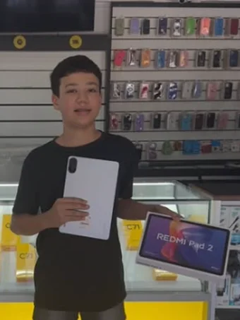 Cliente da Mundo Cell com um Redmi Pad 2