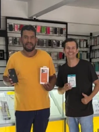 Clientes da Mundo Cell com aparelhos novos