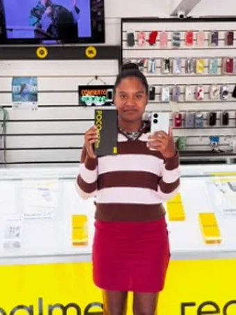 Cliente da Mundo Cell com um aparelho novo