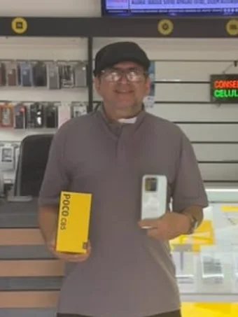 Cliente da Mundo Cell com um POCO